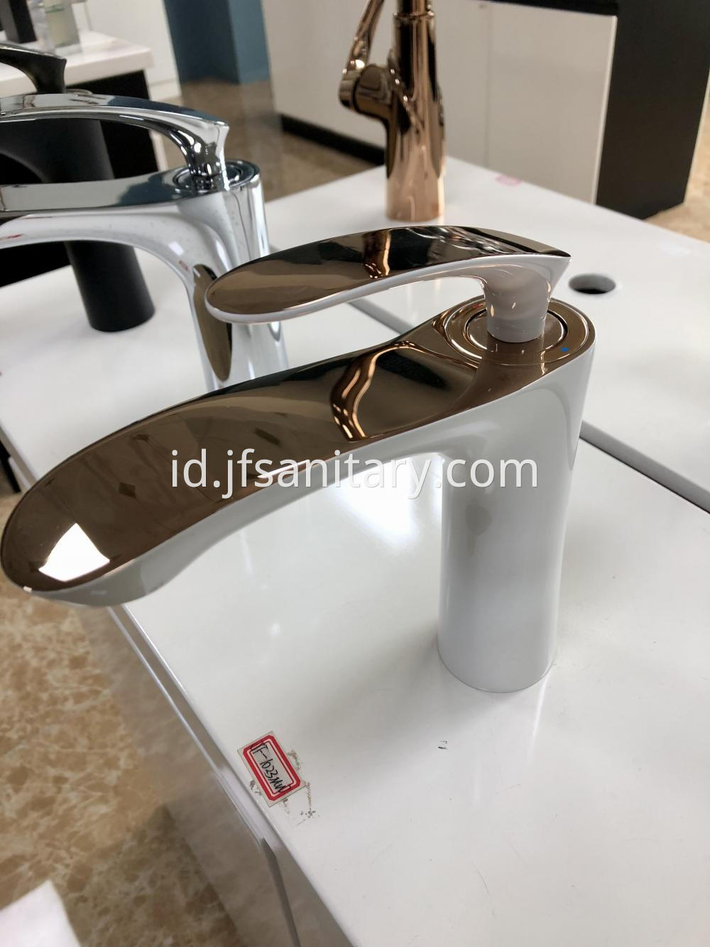 Fashion White Single Hole Basin Faucet